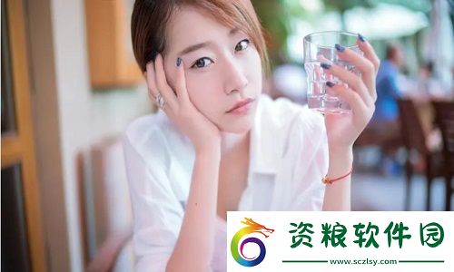 草莓香蕉榴蓮絲瓜18歲可以吃嗎：探索食材之間的搭配與食用年齡的關(guān)系-有助于保持皮膚的彈性和光澤